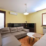 Three Bedroom Tesla Maraska Apartman Zára