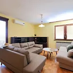 Apartman Three Bedroom Tesla Maraska *