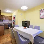 Three Bedroom Tesla Maraska Apartman *