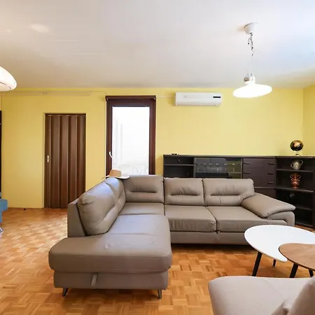 Appartement Three Bedroom Tesla Maraska