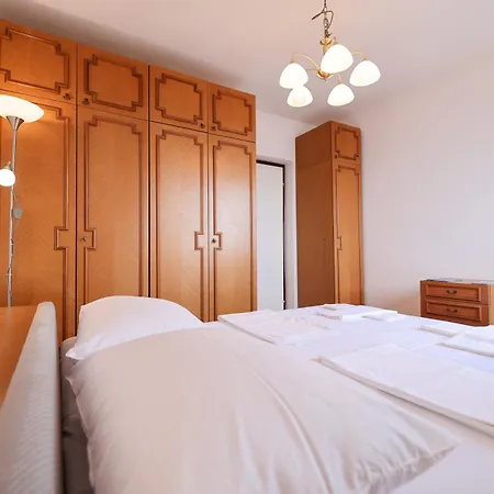 Three Bedroom Tesla Maraska 公寓