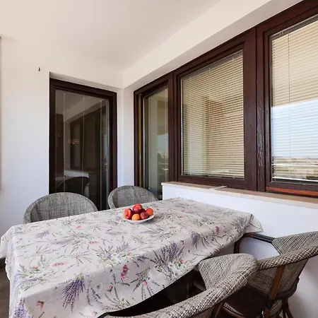 Appartement Three Bedroom Tesla Maraska *