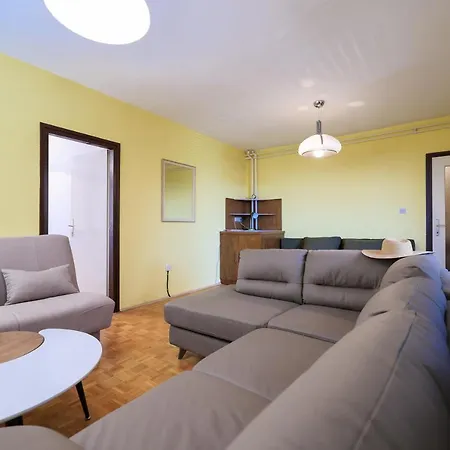 Apartment Three Bedroom Tesla Maraska *