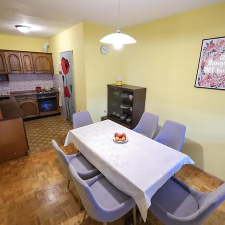 Apartamento Three Bedroom Tesla Maraska