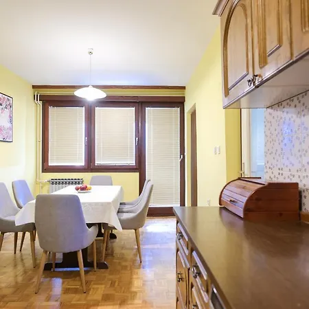 Apartment Three Bedroom Tesla Maraska *