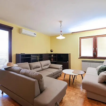 Apartment Three Bedroom Tesla Maraska *