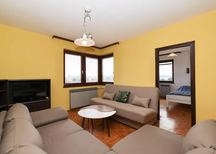 Three Bedroom Tesla Maraska דירה