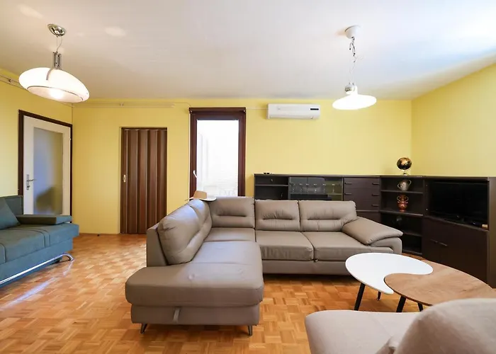 דירה Three Bedroom Tesla Maraska